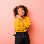 mulher afro americano nova contra abracos cor de rosa sorrindo despreocupado e feliz 1187 23943