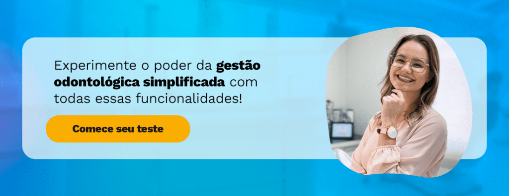 Imagem de uma mulher sorrindo, com cabelo longo e óculos, promovendo a gestão odontológica simplificada.
