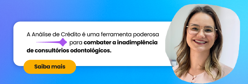 Imagem de uma mulher com óculos e cabelo liso, sorrindo, com um fundo colorido e texto sobre análise de crédito para consultórios odontológicos.