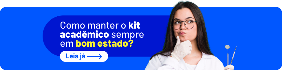 Imagem de uma jovem estudante usando óculos e roupagem de laboratório, promovendo dicas para manter o kit acadêmico em bom estado.