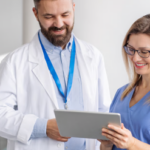 Dentista e secretária consultam tablet em clínica odontológica, em rotina de gestão com Simples Dental para organizar agenda, atendimento e fichas clínicas.